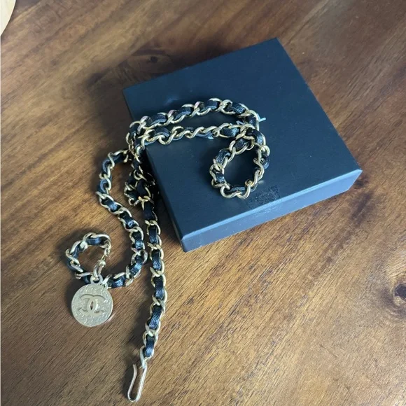 AUTH. VINTAGE CHANEL Gold and Black Chain Belt with Logo Coin - Picture 5 of 9